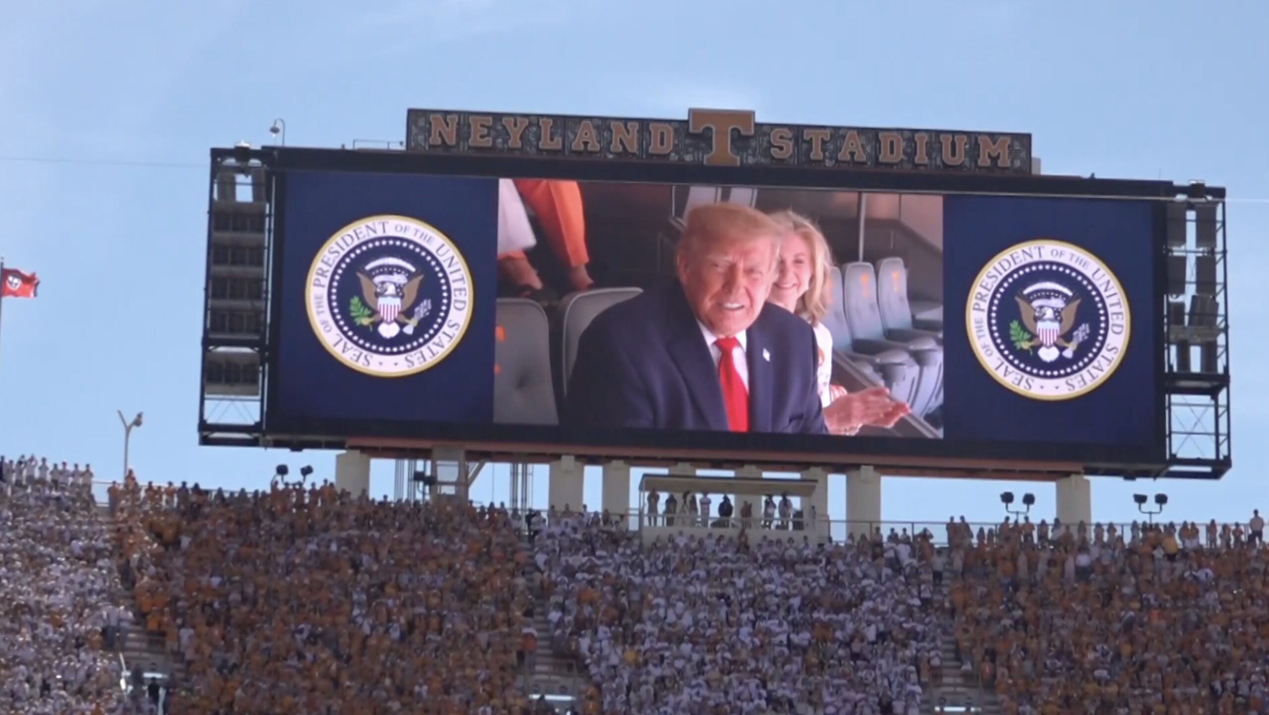 Prezydent Trump witając się z Xi w Waszyngtonie podkreśla znaczenie współpracy handlowej, rozwoju technologicznego i stabilno